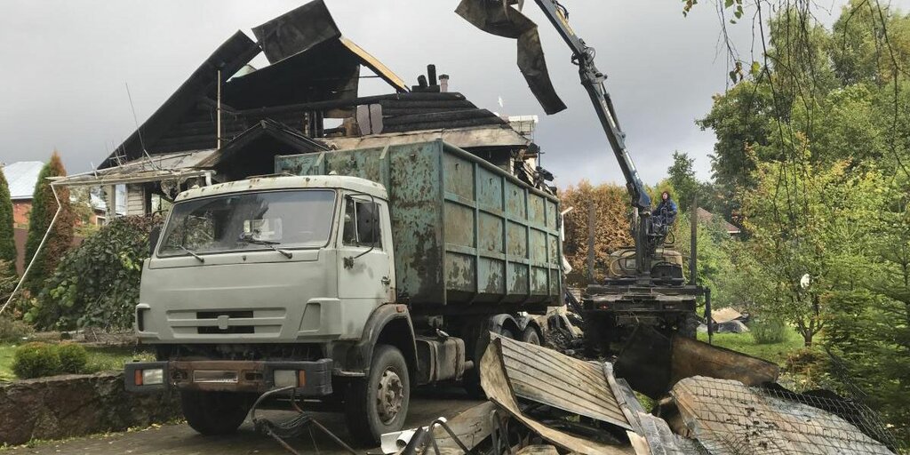 Вывоз мусора после пожара с утилизацией в Улане-Удэ в октябре
