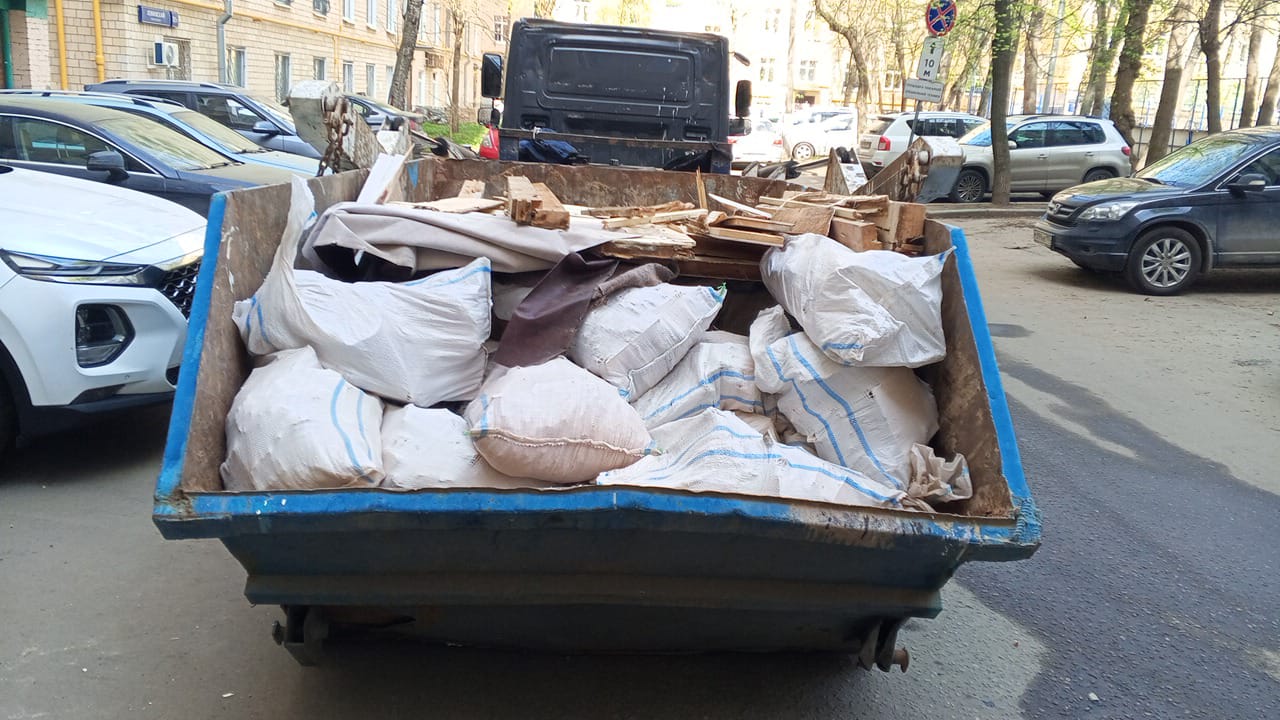 Вывоз мусора из магазина в Улане-Удэ в октябре