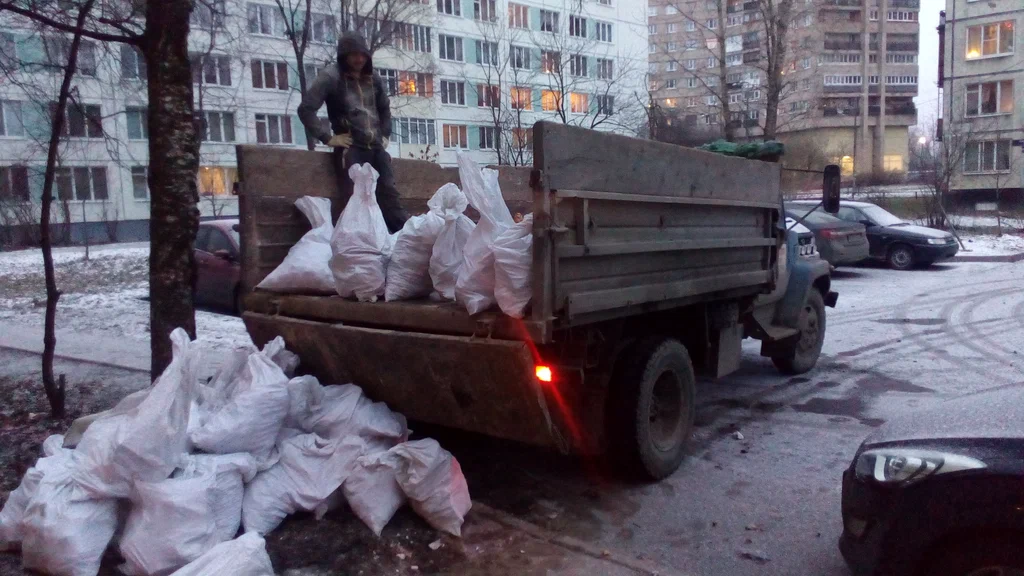 Вывоз мусора в мешках в Улане-Удэ в октябре