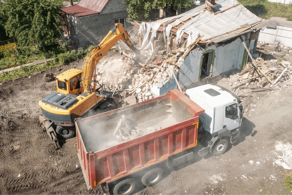 Вывоз мусора после сноса зданий с выездом в Улане-Удэ в октябре