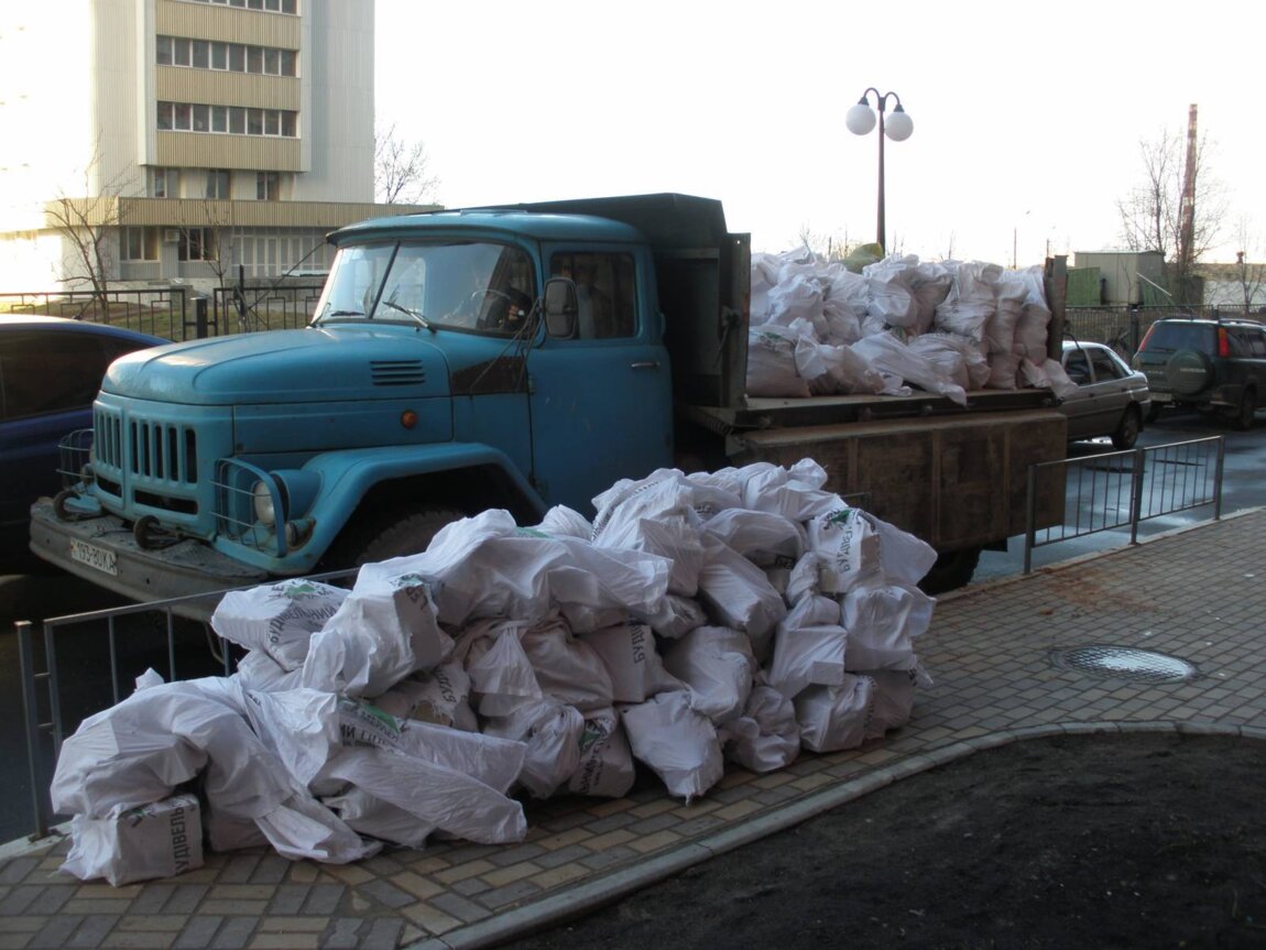 Вывоз мусора ЗИЛом в Улане-Удэ от ПроМусор: аренда самосвала ЗИЛ от 2305 руб