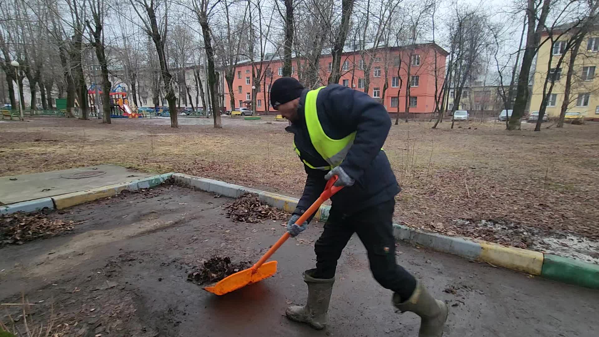 Уборка территорий в Улане-Удэ в октябре