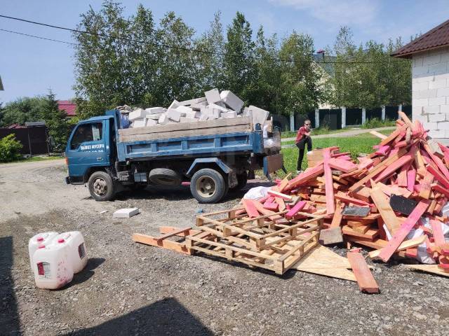 Вывоз мусора с чердака в Улане-Удэ в октябре