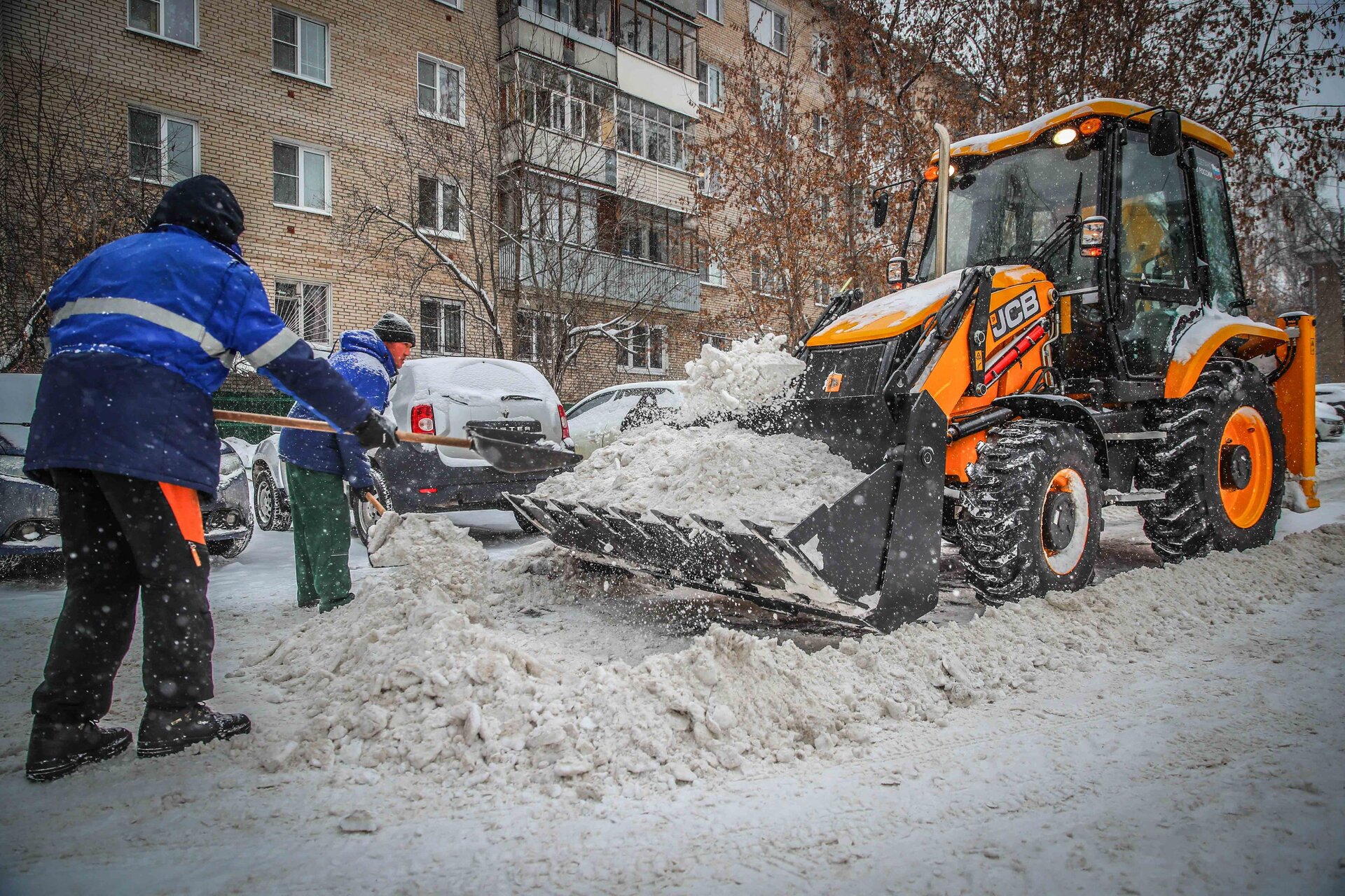 Очистка дворов от снега и наледи в Улане-Удэ — уборка снега, трактор и ручная, цены от 512 руб. | ПроМусор