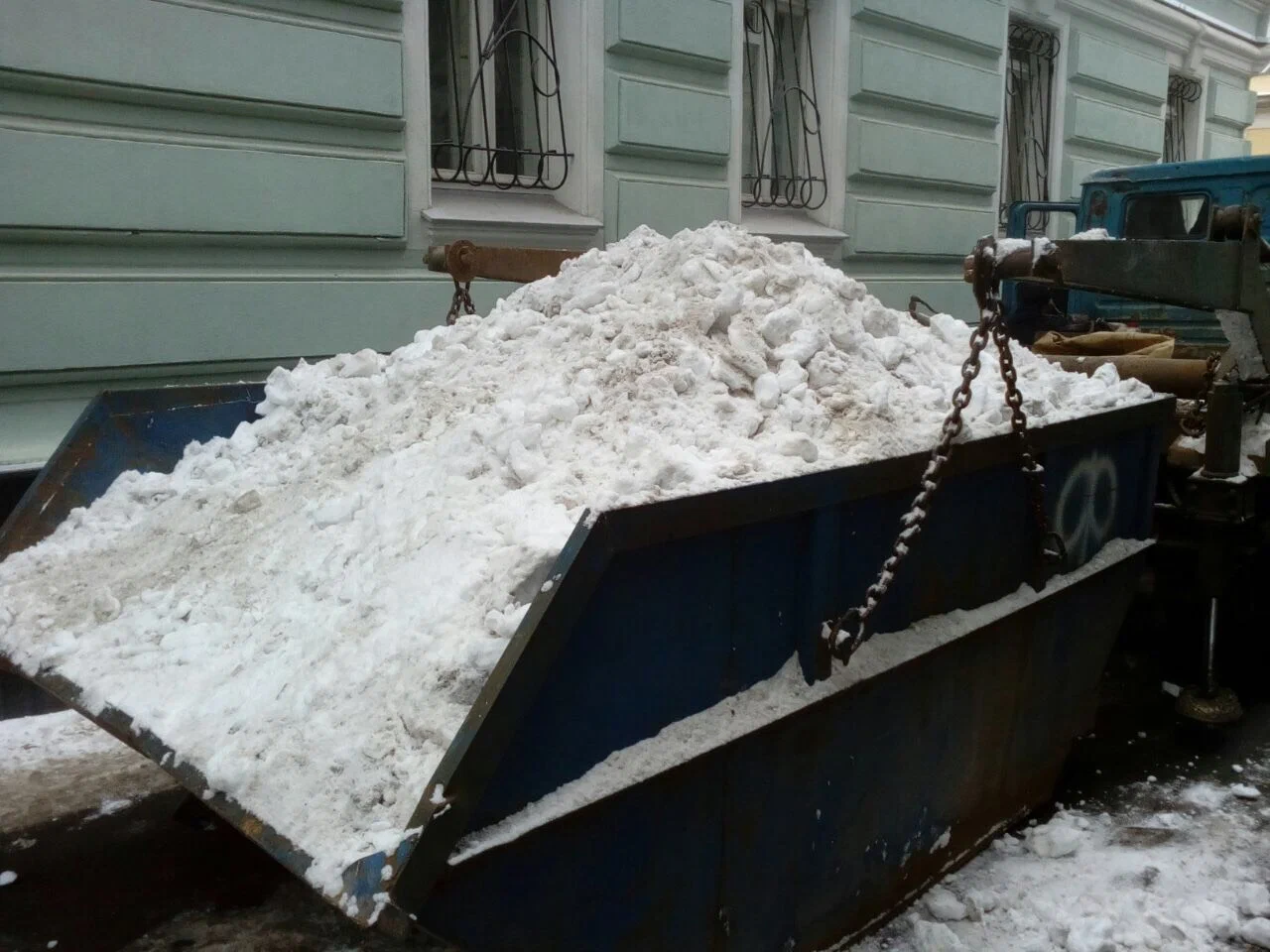 Вывоз снега контейнерами в Улане-Удэ в октябре